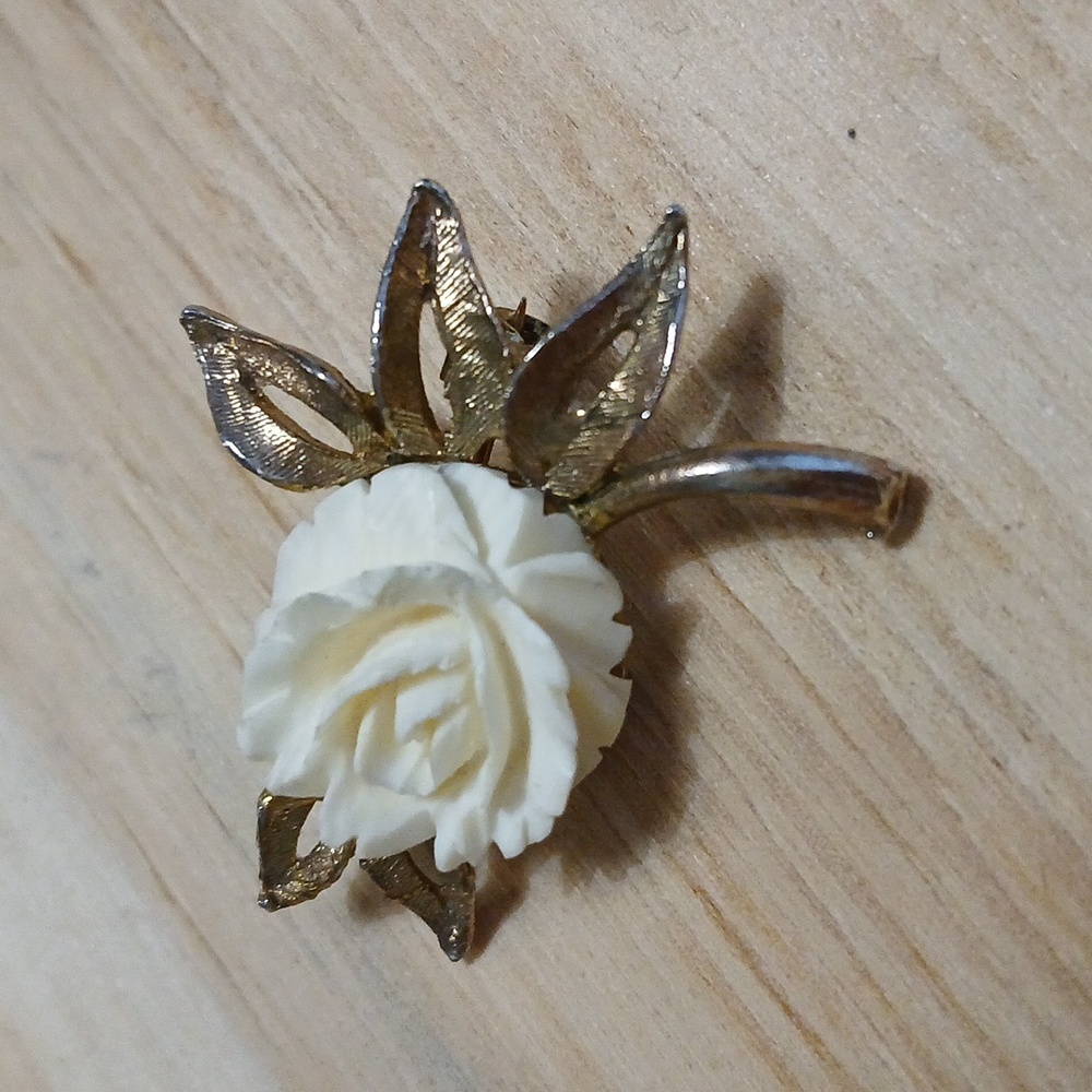 Vintage Gold and Cream Floral Brooch